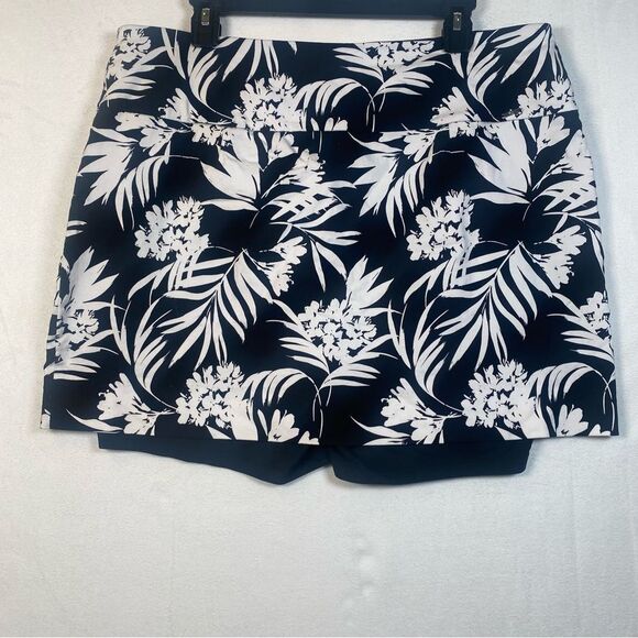 S.C. & Co Black and White Floral Print Skorts Size XXL - Picture 2 of 10